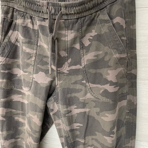 * | Athleta | Camo Farallon Jogger Drawstring Pants. Size 4. - Picture 9 of 14